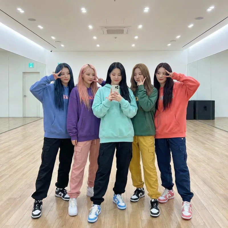 K-Pop Girls Stunning in Gothic Fashion at Coachella K-Pop Girls Stunning in Gothic Fashion at Coachella