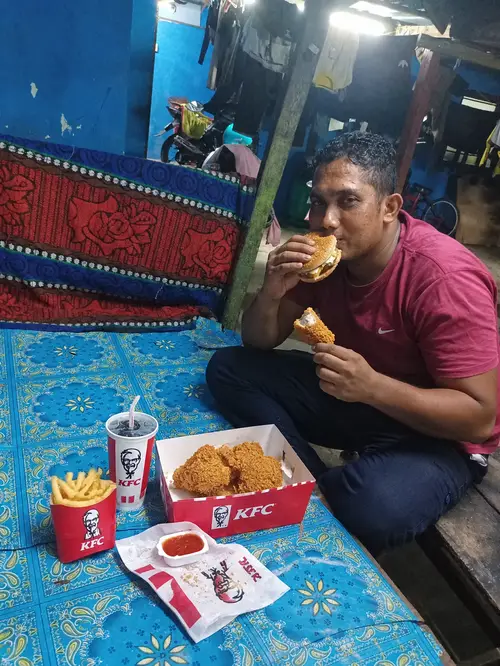 Delicious Hamburgers and Crispy Chicken
