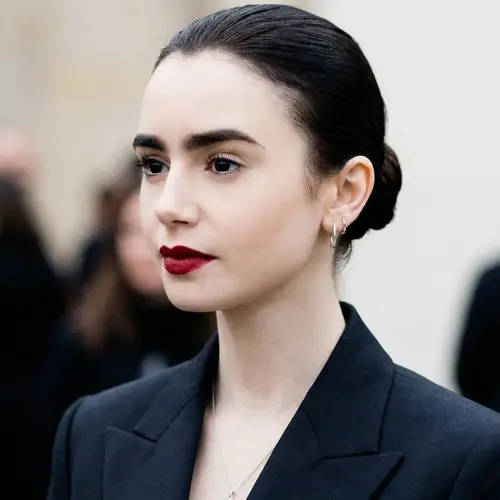 Captivating Beauty: Smooth Face, Deep Eyes, Exquisite Features