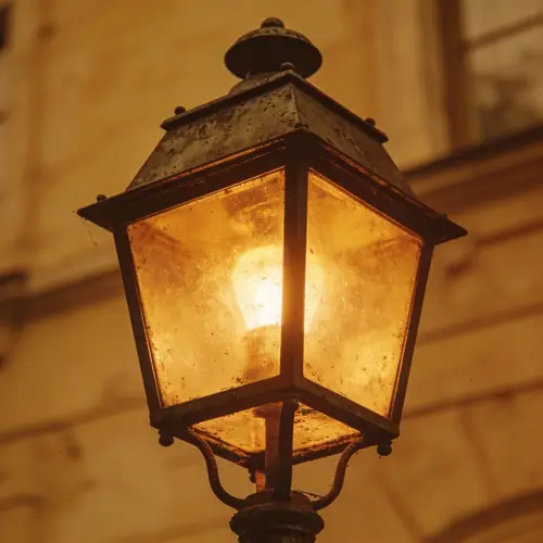 Antique Square Street Lamp – Soft Glow Lighting