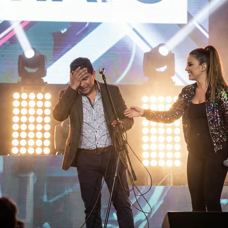 Embarrassed Man Fails with Chenoa on Stage