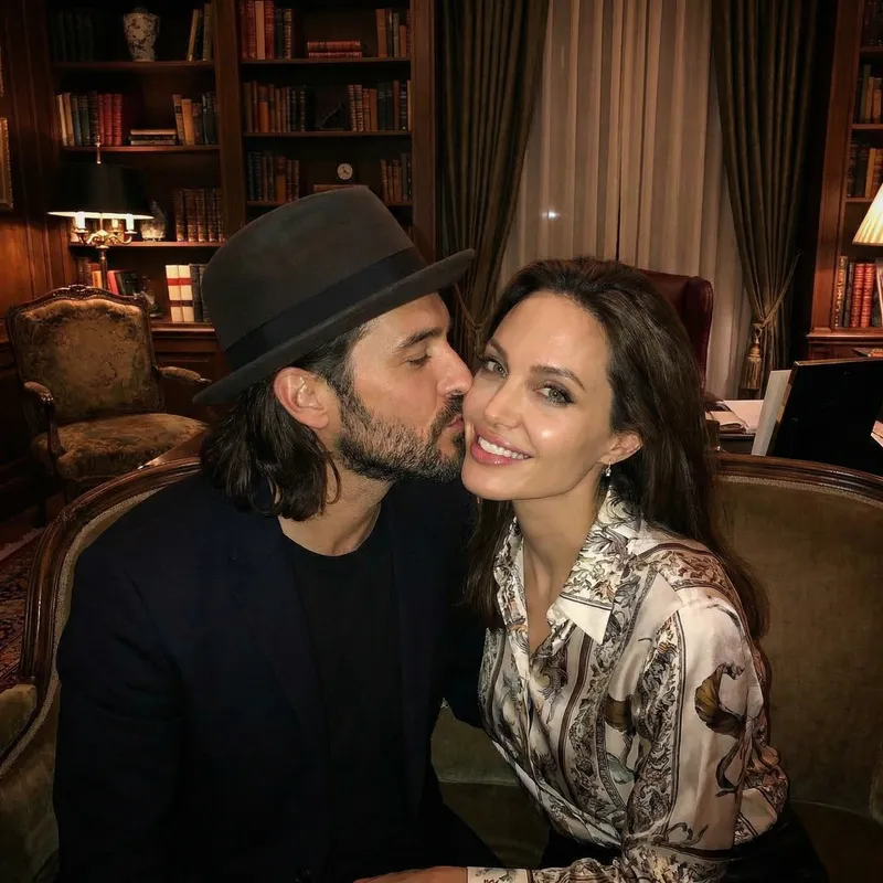 Johnny Depp and Angelina Jolie Romantic Kiss