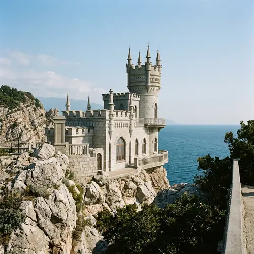 Swallow's Nest Castle: Neo-Gothic Architectural Marvel