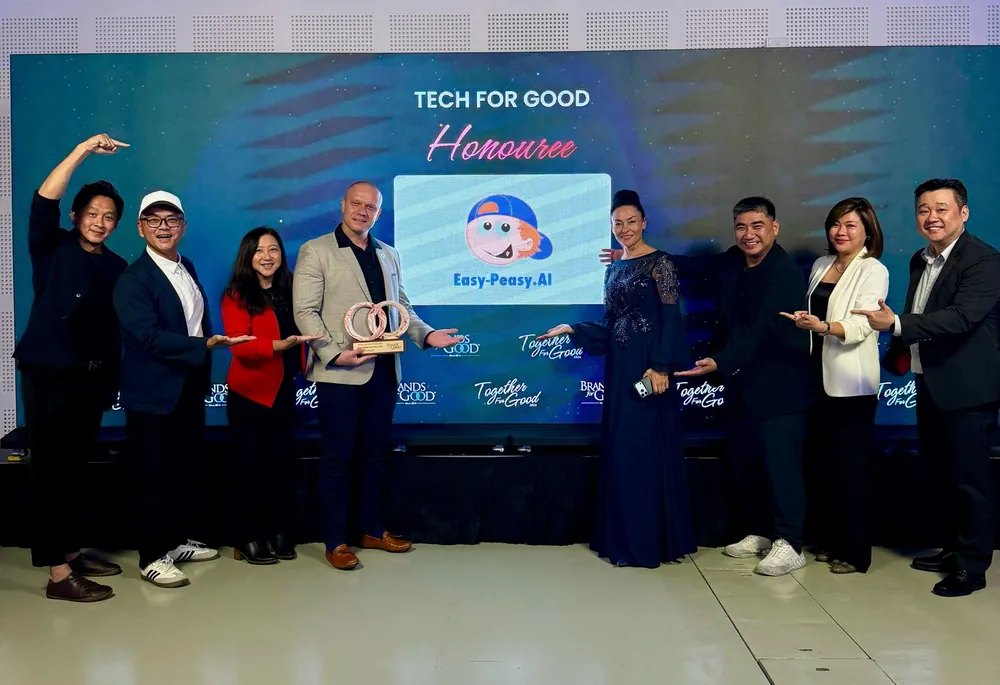 Marianna dan Dmytro bersama trofi Tech For Good di Brands For Good Awards 2026