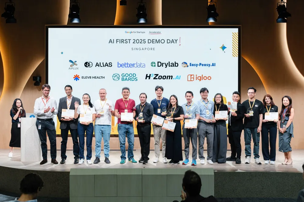 Marianna dan Dmytro di pentas bersama kohort AI First 2025 pada Demo Day Google for Startups Accelerator di Singapura