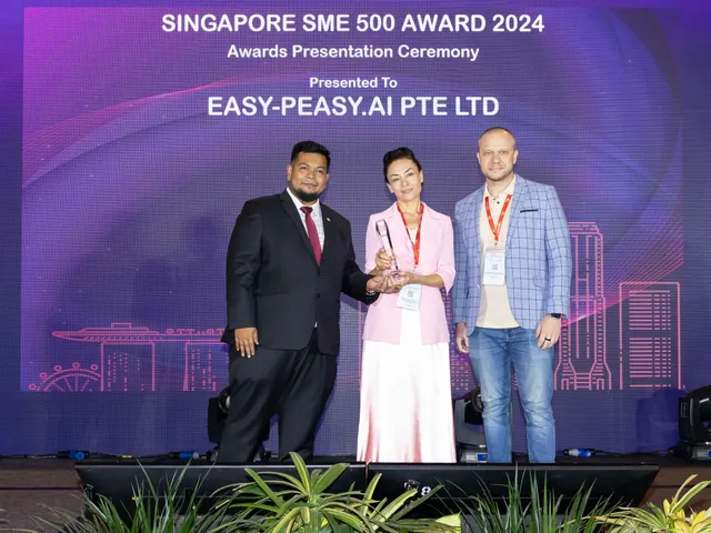 Marianna dan Dmytro menerima Singapore SME 500 Award 2024